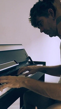 Ele está tocando piano e eu estou tentando atrapalhá-lo
