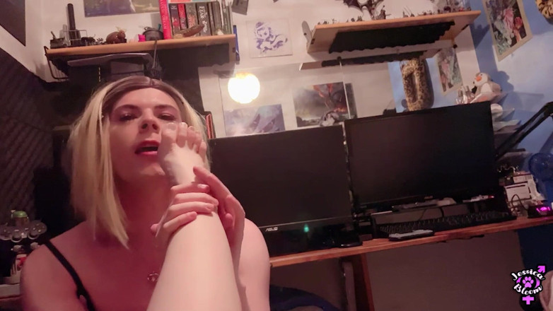 Jessica Bloom: 내 발에 사정하고 핥는 펨돔 발 페티쉬 Joi