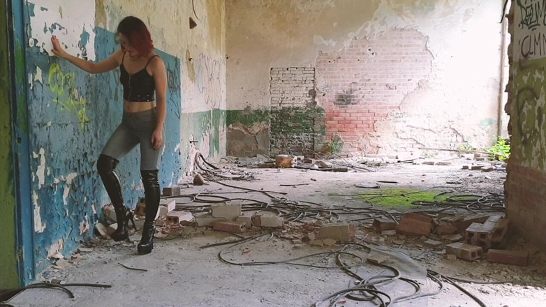Miss Flora: Stiefel, jeans &amp; zerquetschendes necken in einem verlassenen gebäude