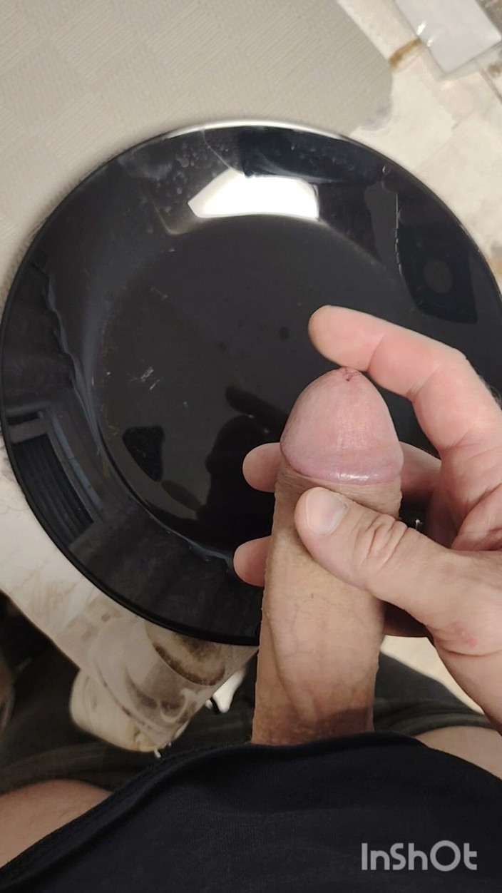 CumArt: Spermă dezordonată pe o farfurie