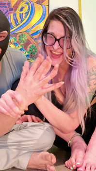 6'7 Giantess Ręce całkowicie krasnoludek jego małe 6'3 man hands - palm-to-palm Size Upokorzenie