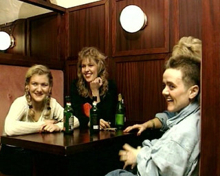 Filles Francaises: Edepsiz Fransız cüce fahişe ateşli esmerle yarağı paylaşıyor