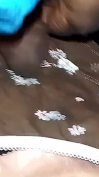 नीली स्कर्ट शिक्षक और फूल लड़की का फूल खिलना