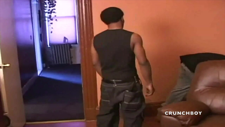 Latino Fucker: Une muslce noire se fait enculer par son ami