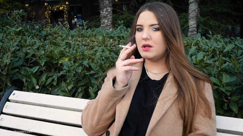Russian Smokers: 俄罗斯女孩在午休时间连续抽烟 3 个 cigs