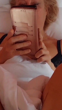 Rijpe blonde amateur vrouw footjob en strak poesje creampie seks