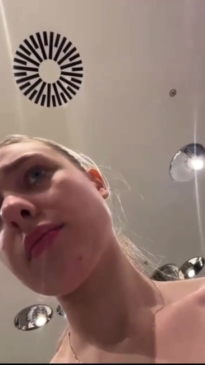 JuiceLussie: Extreme Masturbate in the Locker Room