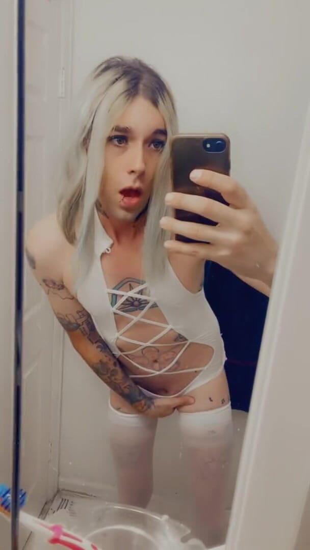 CarmenMelatonin: Cute babe in revealing outfit wants your cock