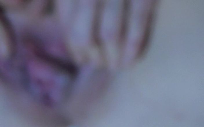 deep keely: Ma copine fait pipi la chatte écartée en gros plan