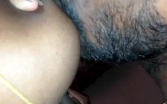 RenuRaj: 德西泰米尔家庭主妇的裸体拥抱和胸部被壮男吮吸 - indianhotwifex