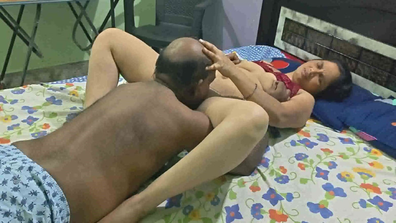 Sexy sindu: Dorptante neukt voor het eerst strak poesje