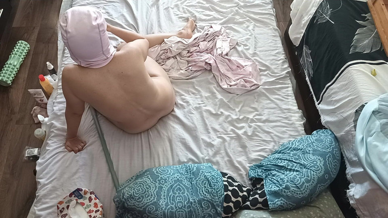 Mirsur: 和一对素人情侣在卧室里的前戏。业余熟女做裸体瑜伽，毛茸茸的阴户，大屁股，大奶子。