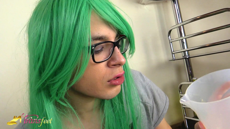 Trans and Cross-Dressers Feet: Une fille transsexuelle pisse et dégouline son propre pipi