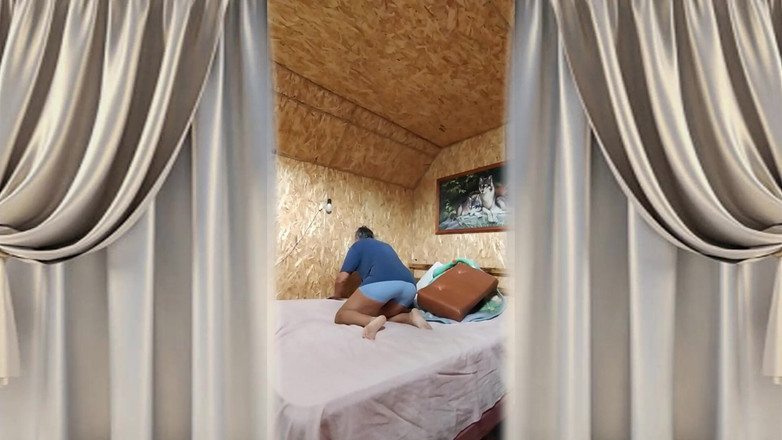 Lukerya: Lukerya, femme au foyer sexy, accueille une nouvelle journée