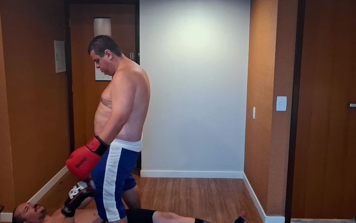 Combat and fetish: Une grosse boxeuse à ours vs jobber