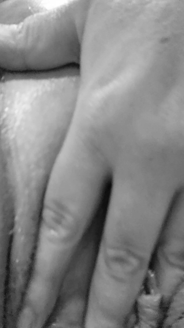 Misses Dickinson and Roughael: Змащена маслом пизда мастурбує