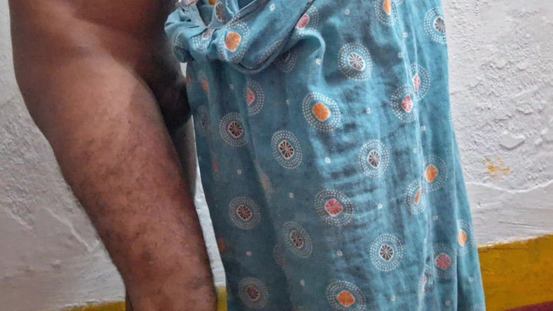 Busty Banuu: Servitoare țâțoasă futută muie