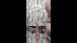 Orta yaşlı seksi kadın kökten pozitifliğe biniyor