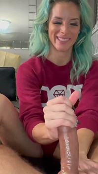 Tampa Bae Gives Amazing Footjob