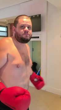 (punto Di Vista) Orso Boxer Che Ti Domina