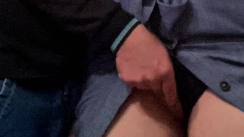 Niki studio: 陌生人在地铁上班前用手指抚摸饥渴的熟女