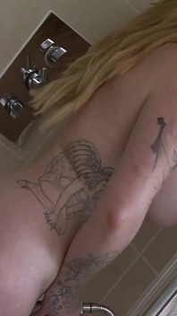 Dirty scene-2 la bionda paffuta harmony reigns si diverte a scopare in bagno con il suo patrigno