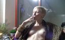 Smoke it bitch: Une adolescente blonde à petits seins fume ses cigarettes