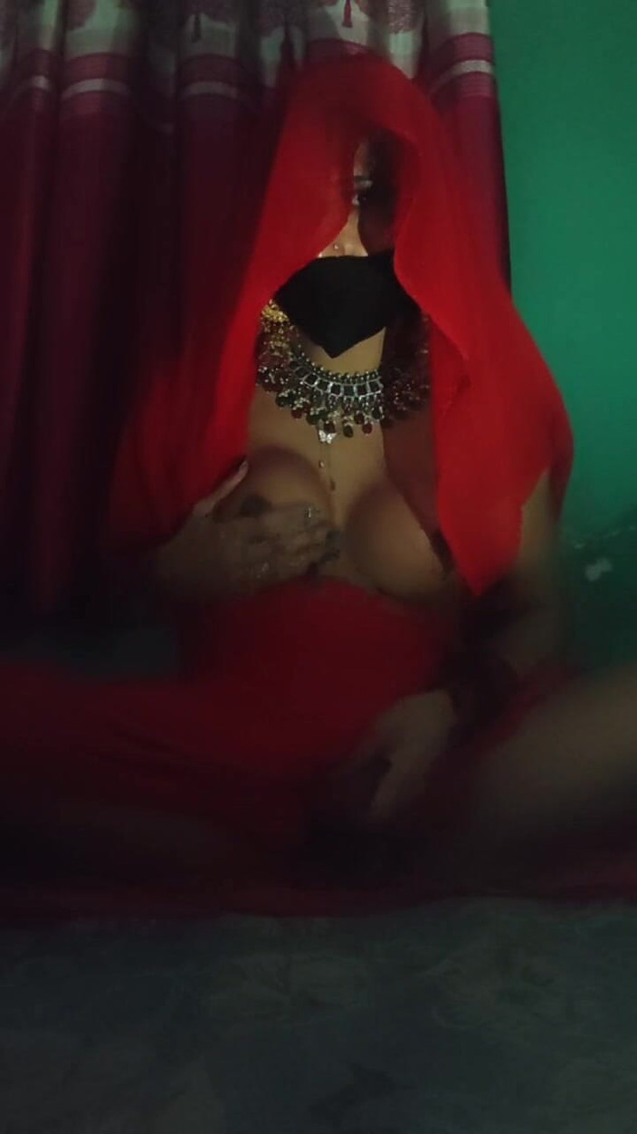 MistressIsha: Transsexuală indiană purtând chunni care își expune pula uriașă