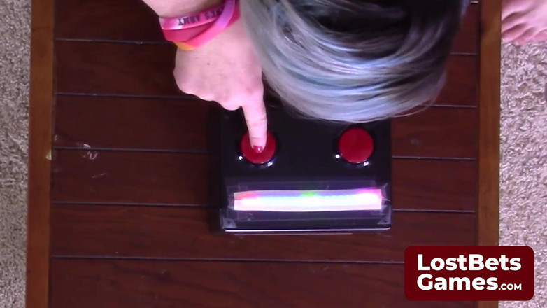 Lost Bets Games: Der Strip-freeze-spiel-verlierer ist großzügig mit honig überzogen