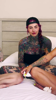 논스톱 재채기 핏을 입은 세 소녀: 화성 솔로, Inked2plz, Andi Wild