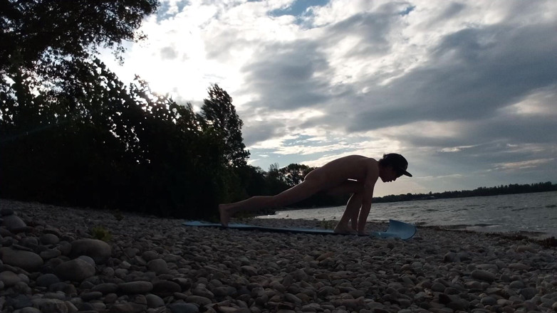 Jon Arteen: Štíhlý nudistický chlapec dělá jógu nahou na naturistické pláži. Nahé...