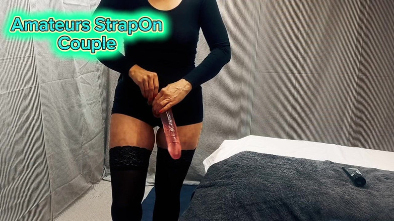 Skowirowi: Nordliche Wünsche: Lernen Sie den 28-cm-Dildo in unserem Schlafzimmer kennen.