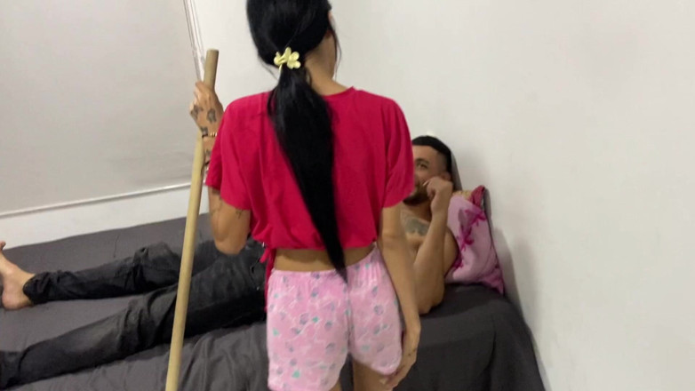 Chorran: Una ragazza deliziosa, magra, arrapata sta puliscendo la casa e...