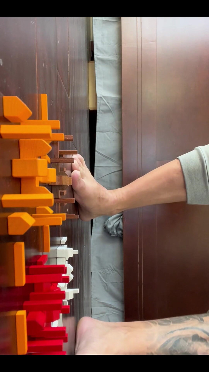 Jasons feet: Jason gigante pisotea en Tiny City