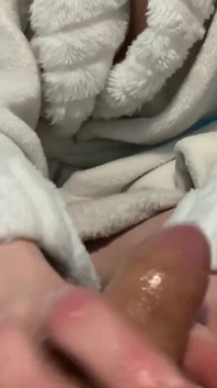 Seine freundin ölt seinen schwanz ein, um ihm einen handjob zu geben, den er so schnell nicht vergessen wird.