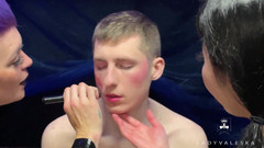 Lady Valeska: 把他们胆小的男孩变成一个可爱的女孩