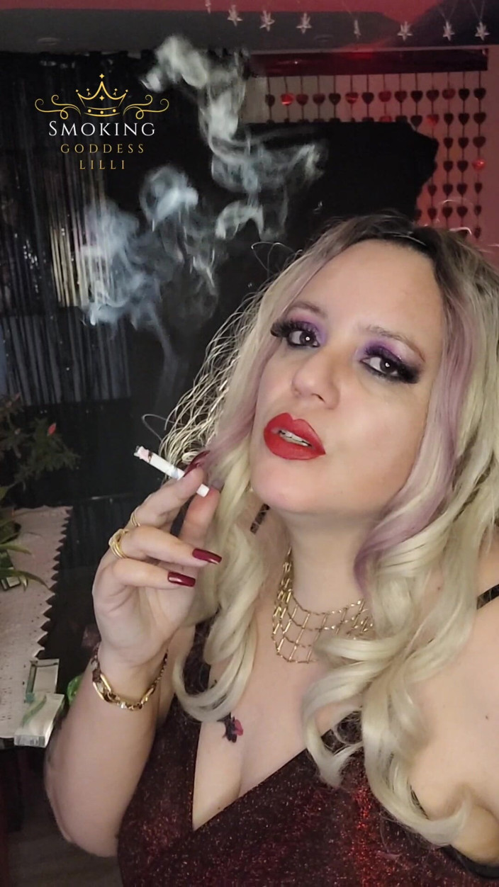 Lilli Cukierek Cox: Smoking Marlboro