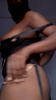 Preto em lingerie preta