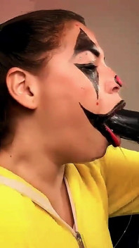Il clown cattivo si scopa la gola con una macchina del cazzo