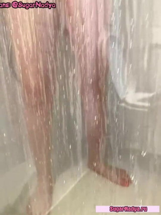 SugarNadya: Man keek toe terwijl mevrouw SugarNadya onder de douche wast