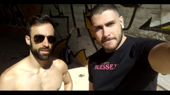 Zeus Ray: Was würdest du mit diesen beiden Macho vor dir machen?
