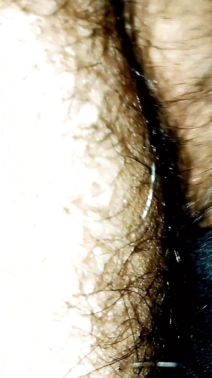 RamNatt: 12英寸的鸡巴继子摩擦他肌肉发达的继父的大腿，他的大鸡巴看起来很漂亮