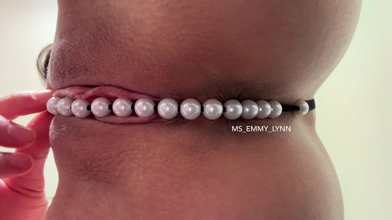 Ms_Emmy_Lynn: Tanga Pearl în pizdă rasă de aproape