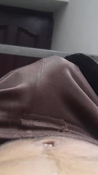 Sexy kluk se šesti baleními masturbuje v místnosti
