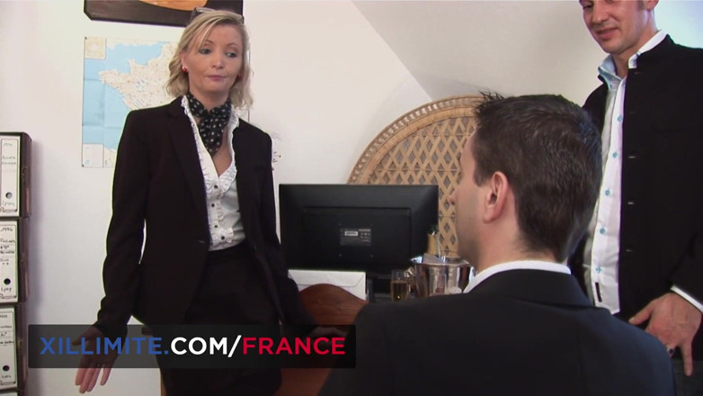 Made In France: Sexo a três no escritório com uma madura de meias