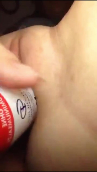 Joyliii: Strčím láhev deodorantu do mé těsné kundičky a bolí to -...