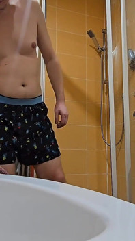 Mi Amiga Me Dejó Ducharme En Su Baño. Ella No Tiene Idea De Que Me Estoy Filmando Haciéndolo.