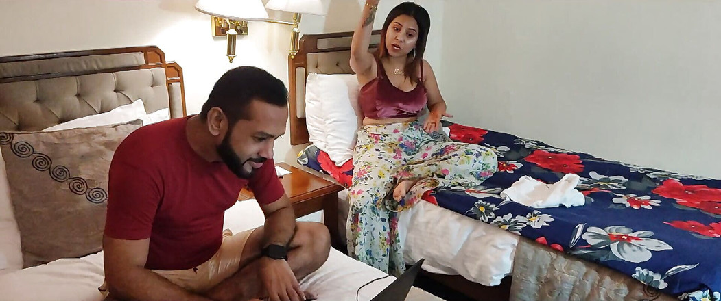 Anjalisingh_sexy: Una donna elegante desi con la sua amica in una...