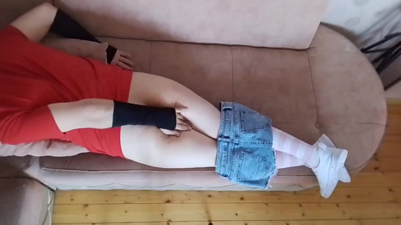 Kitty_Cross: Hravá Sissy Sedí s nohama na velkém měkkém koberci