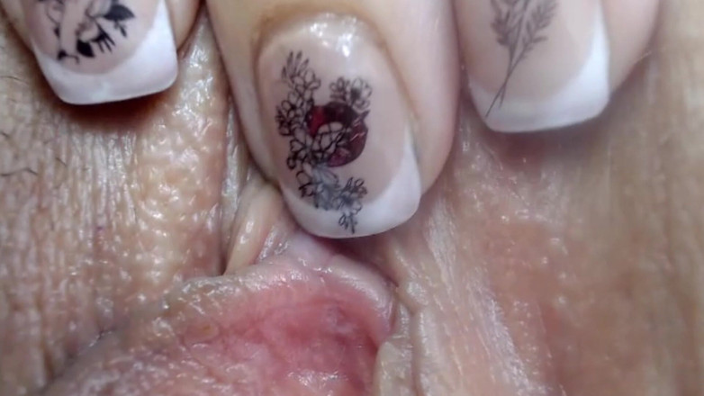 Nicolette69w: 그녀는 오르가즘을 느끼며 젖었고, 클로즈업에서 스쿼팅을 했다